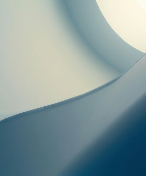 Abstrakte Darstellung mit weichen blauen und beigen Farbverläufen und geschwungenen Linien.